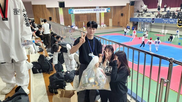 성정중 유지훈 코치와 제자들 머무자리 자진 청소하고 기념사진. 사진제공: 충남태권도 지도자회