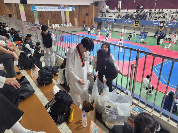 성정중선수들이 머문자리 자진 청소 모습 사진제공: 충남태권도 지도자회