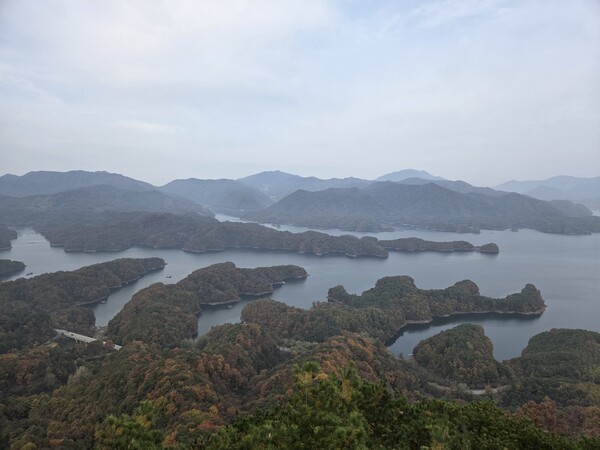 ▲ 악어봉에서 바라본 충주호의 모습.