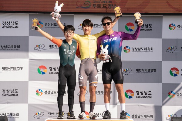 ▲ 개인종합 우승자들 (왼쪽부터 김현진 선수, 이해원 선수, 김진필 선수)