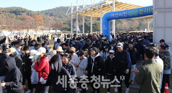 지난 15일 아산시는 신정호정원 일원에서 2000여 명이라는 역대 최대 인원이 참여한 가운데 ‘제6회 아산시민 건강걷기대회’를 성황리에 마무리하고 이번 행사는 신정호 정원 수변길 중심으로 약 5km 코스로 아산시민 건강걷기 활성화 프로그램의 일환으로 마련됐으며 시민들은 가족, 동호회, 직장인 등 다양한 구성으로 참여했다.