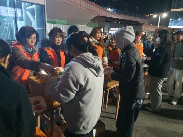 ▲ 대전충남간호조무사회 LPN봉사단, 대전역서 홈리스 대상 따뜻한 음식 나눔 봉사활동 모습 (사진 = 대전충남간호조무사회)