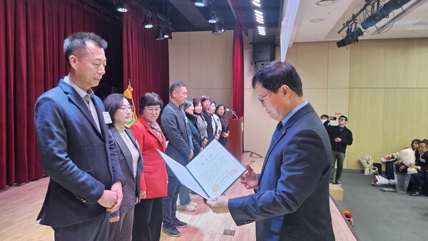 ▲ 장·공장새마을운동충청북도협의회, 2025 직장새마을운동 유공자에 대한 시상 모습