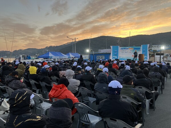 ▲ 23일 낚시인 400여명이 참여한 가운데 제1회 경남도지사배 전국 낚시대회 개최했다.