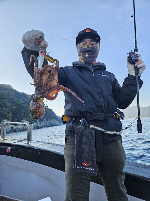▲ 문어를 잡아 올려 선보이고 있다.