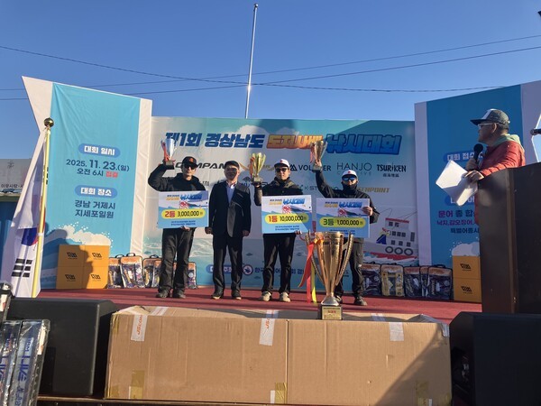 ▲ 수상자들, 이날 총 8,250g(12마리)을 낚은 유○섭(경북 김천시) 씨가 1등을 차지했다.