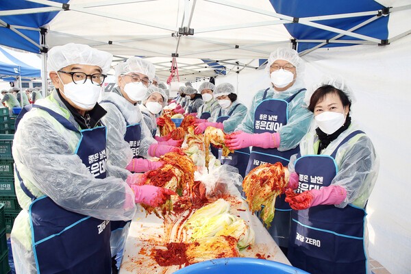 ▲ 창원시자원봉사단체협의회는 사랑의 김장담그기 및 나눔 행사를 개최했다.