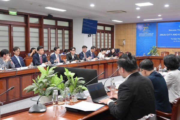 ▲ 조규일 진주시장 베트남 껀터대학교 총장 등 만나 기업 협력 논의