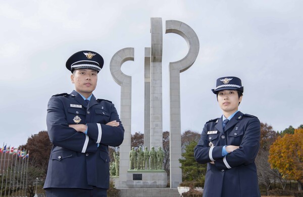 ▲ 김은지 소위(여, 24세, 항공무기정비-오른쪽), 김지환 소위(23세, 정보)