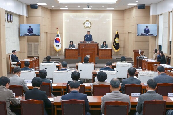 계룡시의회 김범규 의장 제185회 계룡시의회 정례회 제2차 본회의 개회 모습