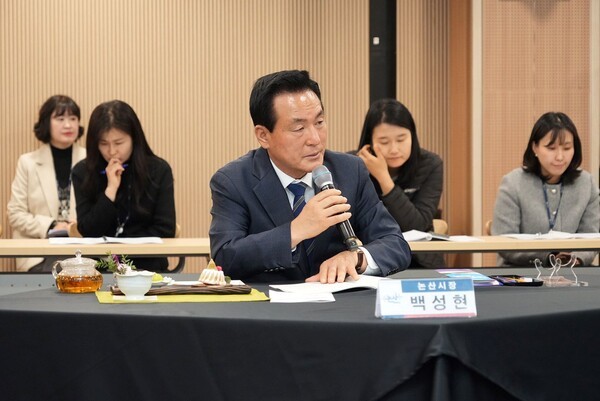 건의사항을 전달하는 백성현 논산시장 모습