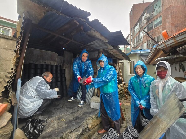 ▲ 대전중구새마을회, '행복나눔 사랑의 연탄 나누기' 모습 