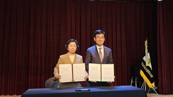 ▲ 새마을문고중앙회충청북도지부(회장 강정옥)와 충청북도교육청(교육감 윤건영)의 독서문화 진흥 협력 강화를 위한 업무협약(MOU) 모습.