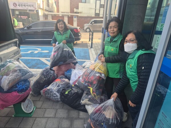 ▲ 대전중구대사동새마을부녀회, 자원순환 실천일환으로 헌옷을 수거하고 있다.  (사진 = 대전중구새마을회)