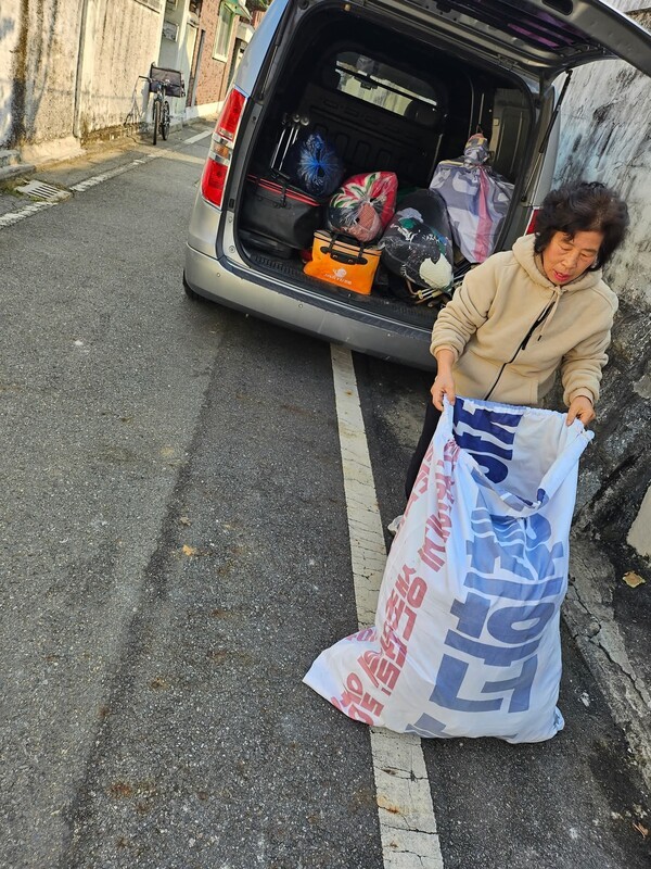 ▲ 대전중구부사동새마을부녀회, 자원순환 실천 앞장…아이스팩·헌옷 등을 수거하고 있다. (사진 = 대전중구새마을회)
