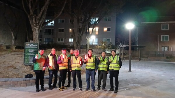 ▲ 새마을지도자대전중구산성동협의회, 야간 방범순찰 모습.