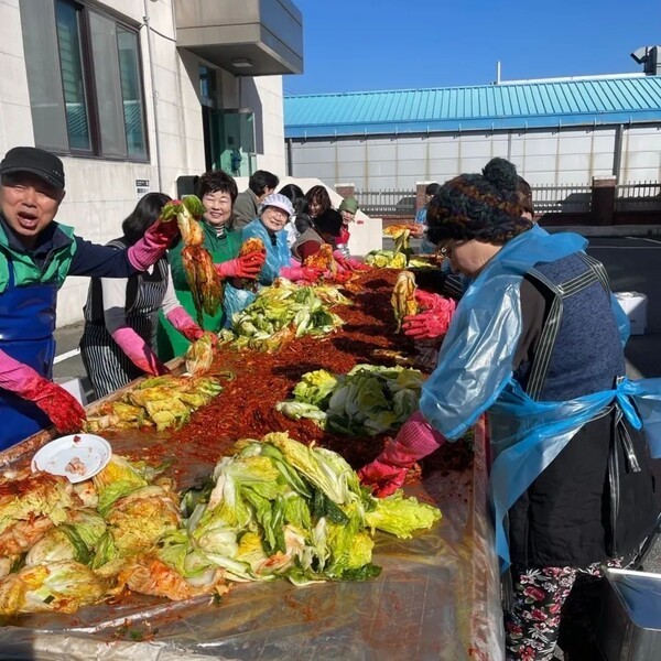 ▲ 세종특별자치시소정면새마을회, 사랑의 김장나눔 모습.