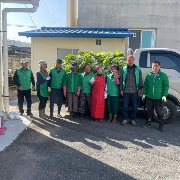 ▲ 세종특별자치시소정면새마을회, 사랑의 김장나눔 모습.