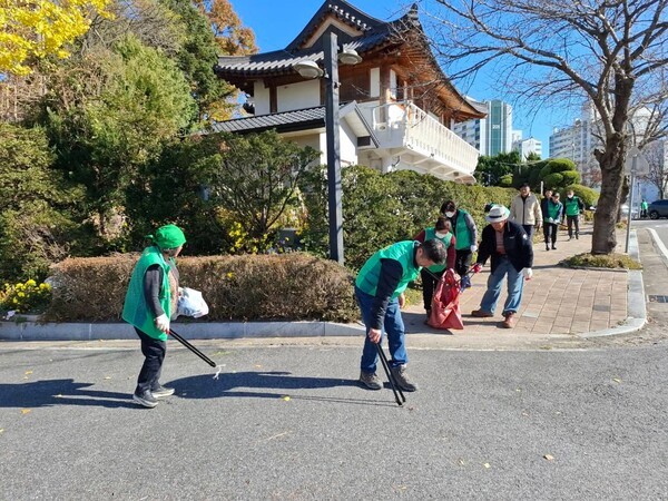 ▲ 옥천군새마을회, ‘3R 경진대회’를 개최하며 시가지 청소활동도 병행하고 있다.
