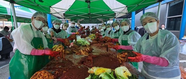 ▲ 목포시새마을회, ‘2025 사랑愛 김장나누기’모습