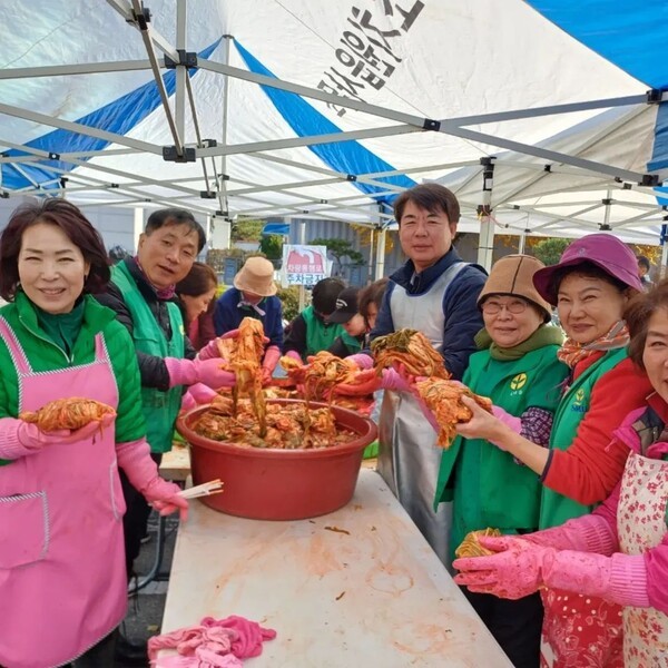 ▲ 세종특별자치시 조치원읍새마을회, 이웃사랑 ‘김장나눔’으로 따뜻한 온기 전하는 모습.