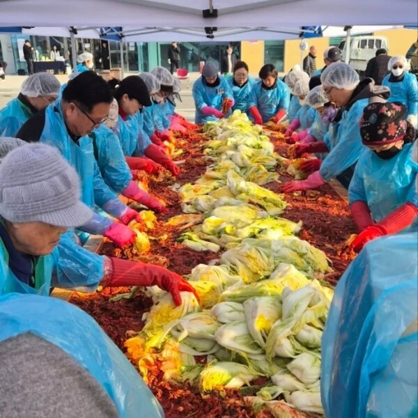 ▲ 세종특별자치시전동면·고운동 새마을회, ‘2025 사랑의 김장 나눔’ 모습.