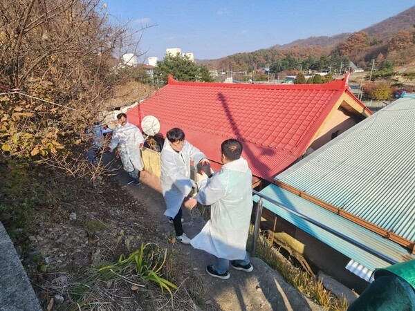 ▲ 대전대덕구새마을회, ‘사랑의 연탄나눔’으로 취약가정에 따뜻한 온기 전달 모습