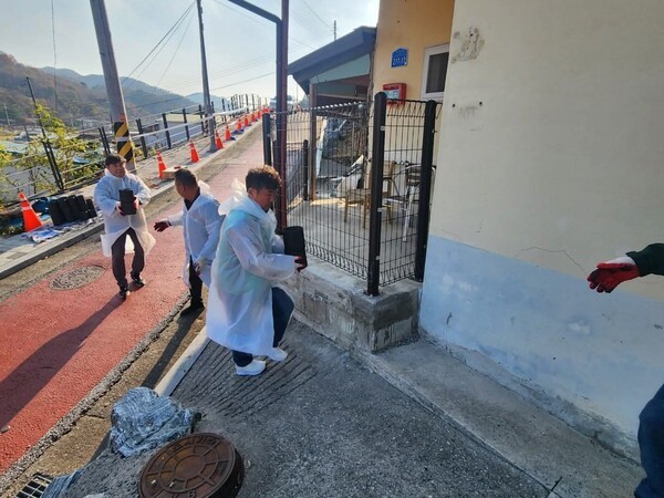 ▲ 대전대덕구새마을회, ‘사랑의 연탄나눔’으로 취약가정에 따뜻한 온기 전달 모습