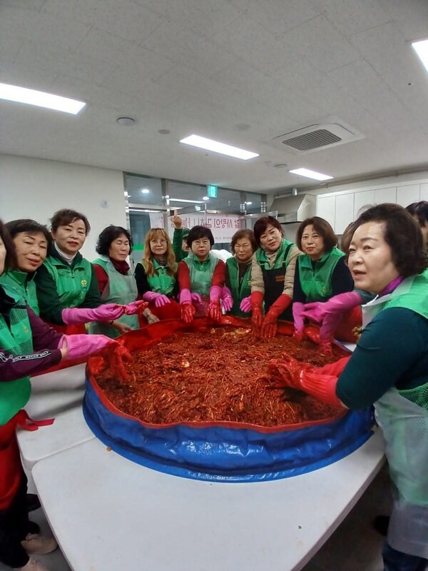 ▲ 대전대덕구 신탄진동새마을부녀회, 연말 ‘사랑의 김치나누기’로 어르신들에게 따뜻한 마음 전달 모습