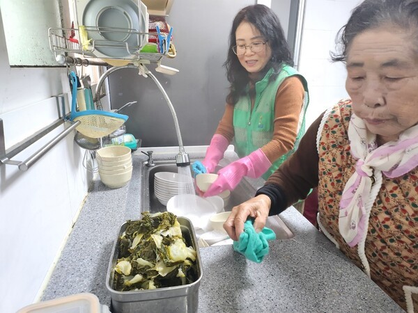 ▲ 공주시계룡면 양화2리 나정분 부녀회장, 주민 17명 대상 따뜻한 점심나눔 모습.