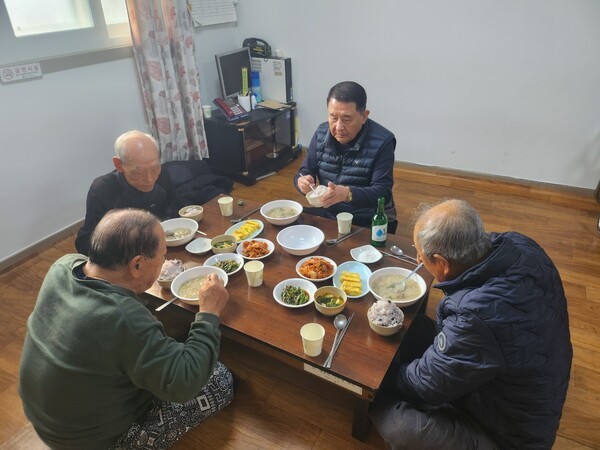 ▲ 공주시계룡면 양화2리 나정분 부녀회장, 주민 17명 대상 따뜻한 점심나눔 모습.