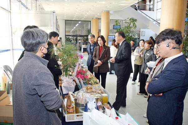 ▲ 창원특례시청서 장애인직업재활시설 생산품 전시·판매가 열렸다.