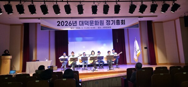 사전공연으로 대덕문화원 기타반 회원들이 기타 연주를 선보이고 있다.